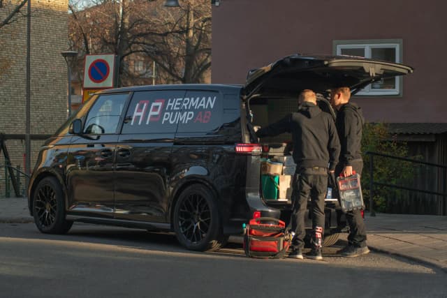 Tekniker servar en pump